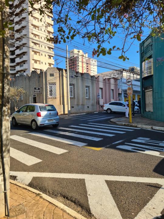 Foto 3 de 3 — Colisão entre dois carros complica o trânsito no centro de Araraquara